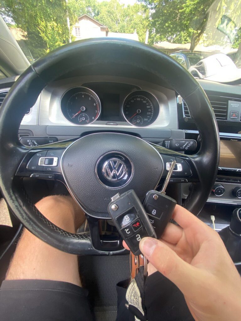 24/7 Mobile Broken Car Key Fob Replacement and Repair in Kitchener; expert on-site programming for damaged smart keys and fobs serving Waterloo, Cambridge, and Guelph. Fix for cracked cases, non-responsive buttons, and dead transponder chips for all vehicle makes.